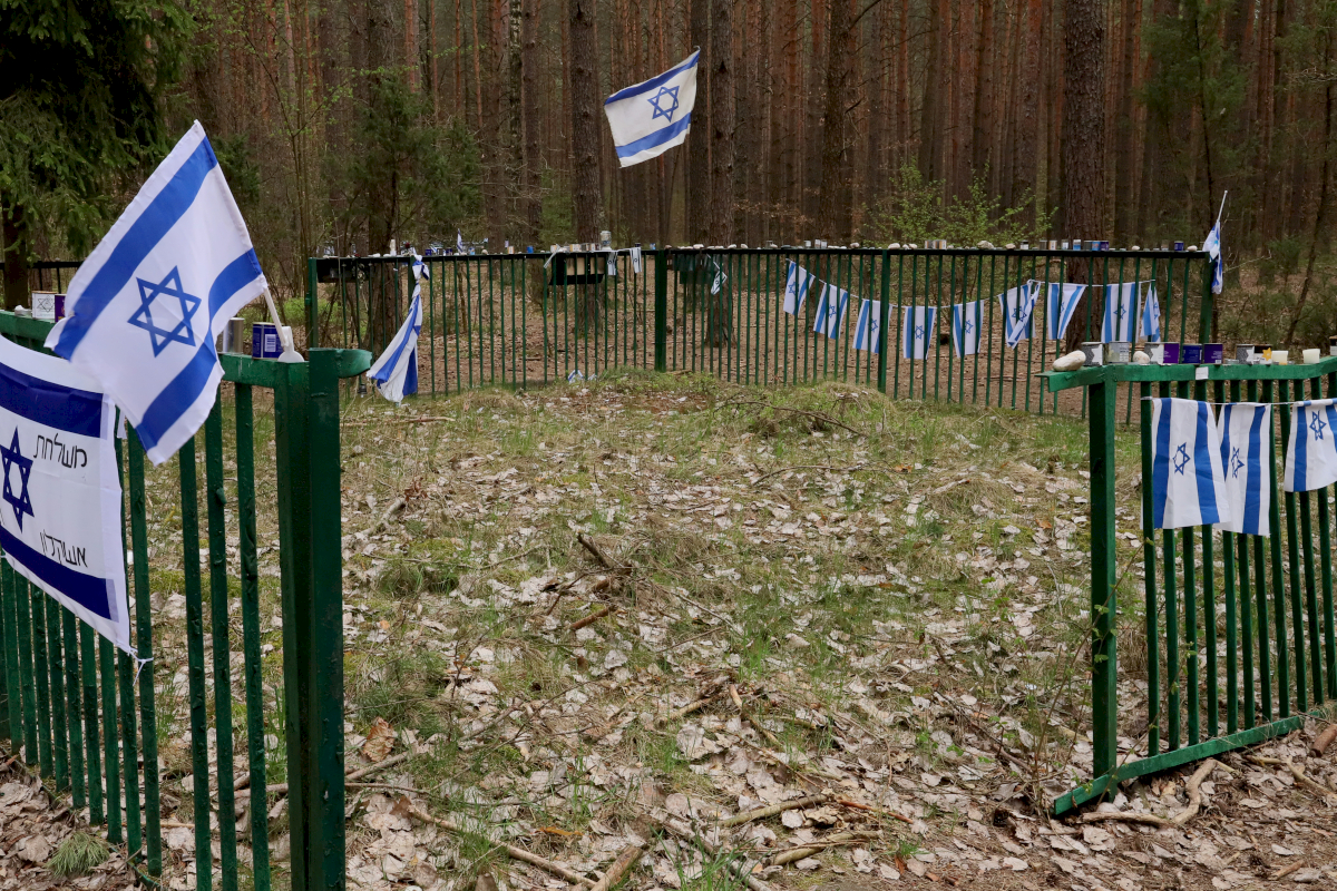 On August 25 and 26, 1941, a German Einsatzkommando murdered the Jewish population of the Polish village of Tykocin. About 1400 to 1700 people were shot in the forest of Łopuchowo, the mass graves are marked