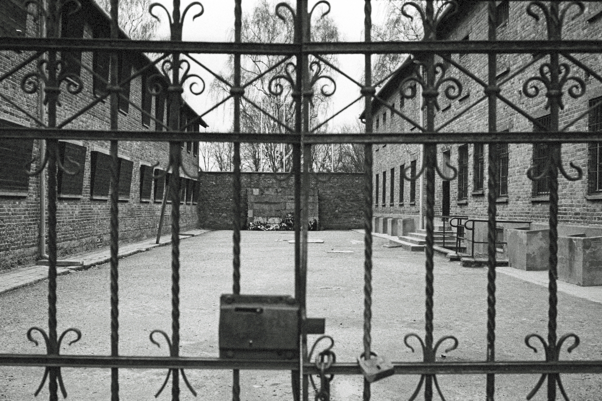 Erschießungswand zwischen Block 10 und Block 11 im Stammlager von Auschwitz. Insgesamt wurden etwa 20.000 Menschen an der sog. "Schwarzen Wand" hingerichtet