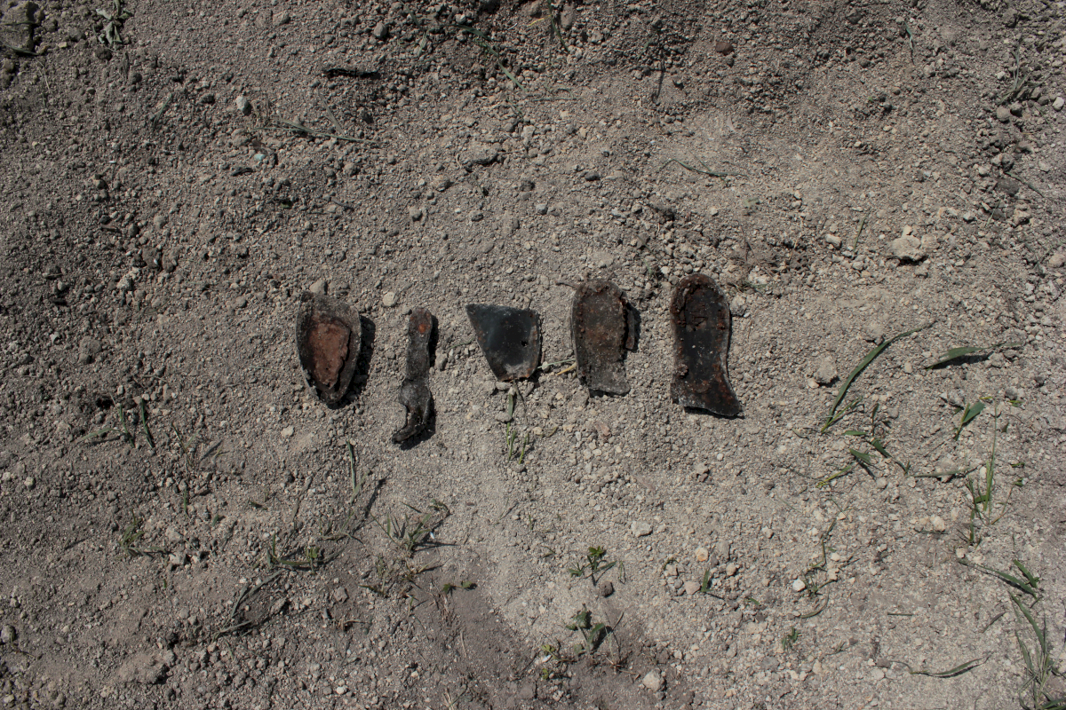 Schuhe aus einem Massengrab bei Simferopol auf der Krim. Etwa 12.500 Juden wurden im Dezember 1941 innerhalb von zwei Tagen außerhalb der Stadt erschossen