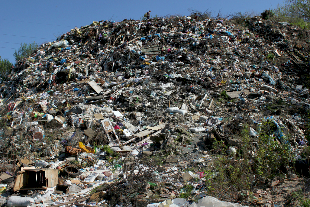 Auf einem Erschießungsort in der ukrainischen Stadt Dnipro (bis 2016 Dnipropetrowsk) ist heute eine Müllkippe. Im Stadtgebiet befinden sich mehrere Massengräber, einige wurden erst in den letzten Jahren gefunden