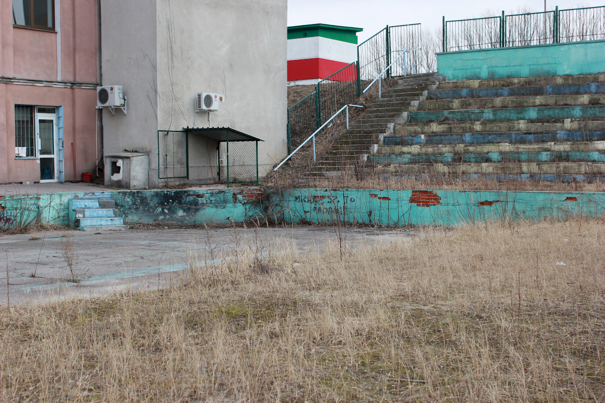 Der jüdische Friedhof von Wieniawa im ostpolnischen Lublin ist vollständig zerstört. Teile des Geländes sind heute ein Fußballstadion und Ruinen eines Schwimmbads, das Zwangsarbeiter ab 1940 für die SS errichteten. Der unbebaute Bereich des ehemaligen Friedhofs ist eine Brache. Die Grabsteine des Friedhofs wurden als Baumaterial verwendet. Einige Grabsteine wurden 1994 bei Renovierungsarbeiten entdeckt und gerettet. Sie sind heute auf dem Neuen Jüdischen Friedhof in Lublin zu finden