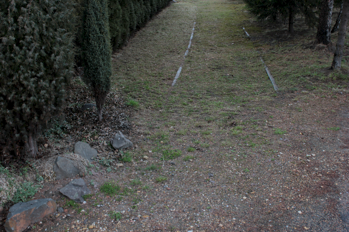 Die alten Bahngleise in das Vernichtungslager Auschwitz-Birkenau verlaufen heute durch ein Wohngebiet, durch Gemüsegärten und Garageneinfahrten