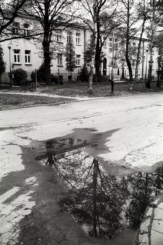 The building at 100 Marysinska St. was initially an orphanage. In the autumn of 1941 the shoemaking workshop was then located here. It produced slippers and the upper parts of shoes. After the war the building once again became an orphanage. It is still an orphanage today