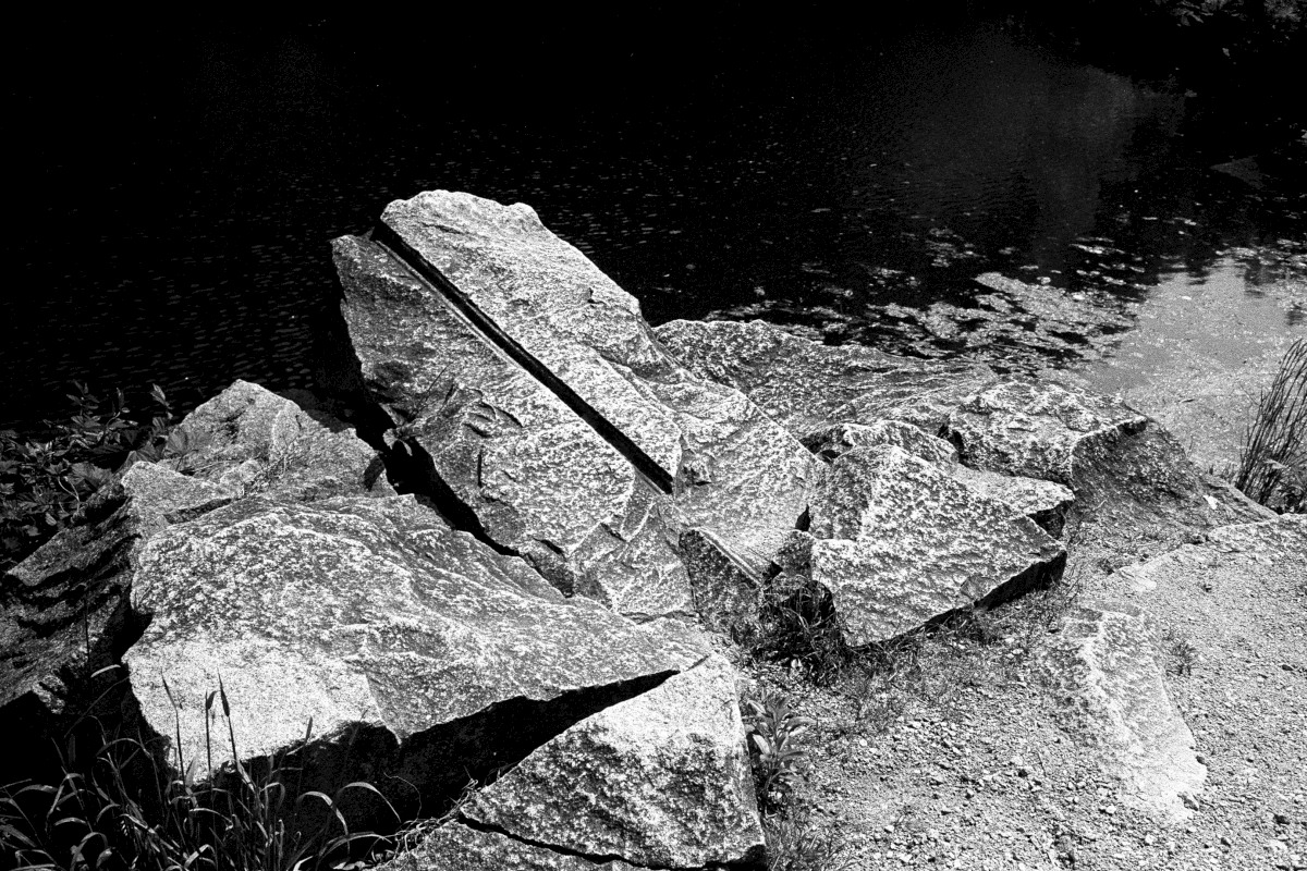 Mauthausen wurde in unmittelbarer Nähe eines aufgegebenen Granitsteinbruches erbaut, in dem die Häftlinge Zwangsarbeit leisteten mussten. Seit 1956 ist auch der Steinbruch Teil der Gedenkstätte Mauthausen