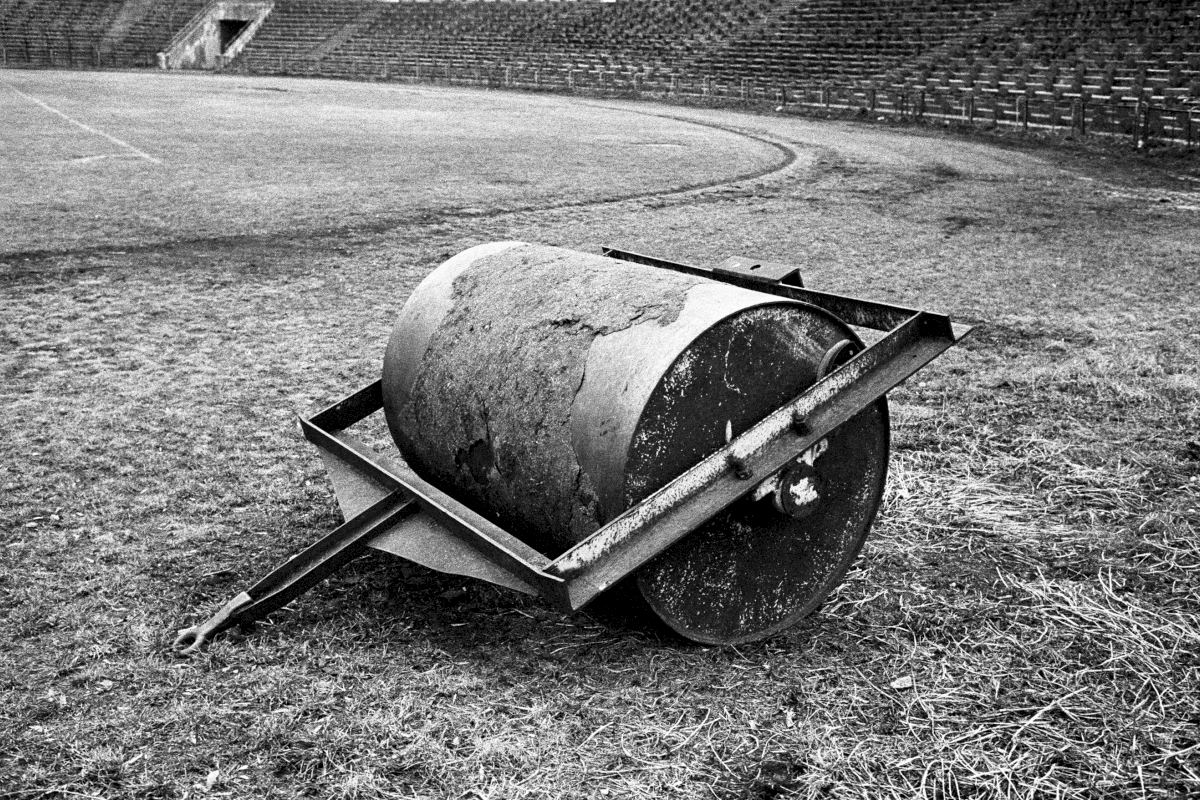 Der jüdische Friedhof von Wieniawa im ostpolnischen Lublin ist vollständig zerstört. Teile des Geländes liegen unter einem Fußballstadion und einem Schwimmbad, das Zwangsarbeiter ab 1940 für die SS errichteten. Der unbebaute Bereich des ehemaligen Friedhofs ist heute eine Brache. Die Grabsteine des Friedhofs wurden als Baumaterial verwendet. Einige Grabsteine wurden 1994 bei Renovierungsarbeiten entdeckt und gerettet. Sie sind heute auf dem Neuen Jüdischen Friedhof in Lublin zu finden.