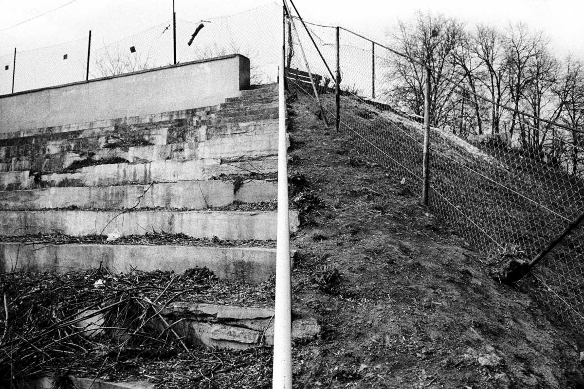 Der jüdische Friedhof von Wieniawa im ostpolnischen Lublin ist vollständig zerstört. Teile des Geländes liegen unter einem Fußballstadion und einem Schwimmbad, das Zwangsarbeiter ab 1940 für die SS errichteten. Der unbebaute Bereich des ehemaligen Friedhofs ist heute eine Brache. Die Grabsteine des Friedhofs wurden als Baumaterial verwendet. Einige Grabsteine wurden 1994 bei Renovierungsarbeiten entdeckt und gerettet. Sie sind heute auf dem Neuen Jüdischen Friedhof in Lublin zu finden.