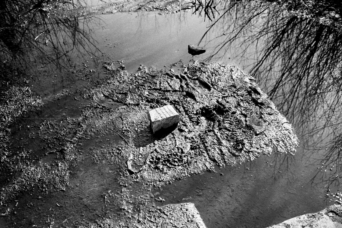 Zum Bau der Lagerstraße wurden Grabsteine zweier jüdischer Friedhöfe verwendet. Das Bild zeigt jedoch nicht das Original, sondern eine Replik, die am Standort des Lagers als Kulisse für den Film „Schindlers Liste“ errichtet und nicht wieder abgebaut wurde.