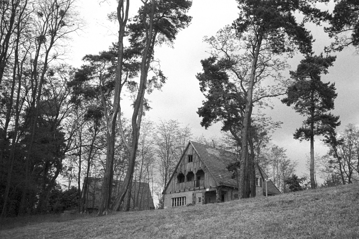 Several houses of the SS-guards and the private villa of the camp commandant are largely preserved. After 1945, the so-called Unterführerhäuser were used by the Soviet army as residential buildings. Since 1994, the houses have been empty and exposed to decay and vandalism