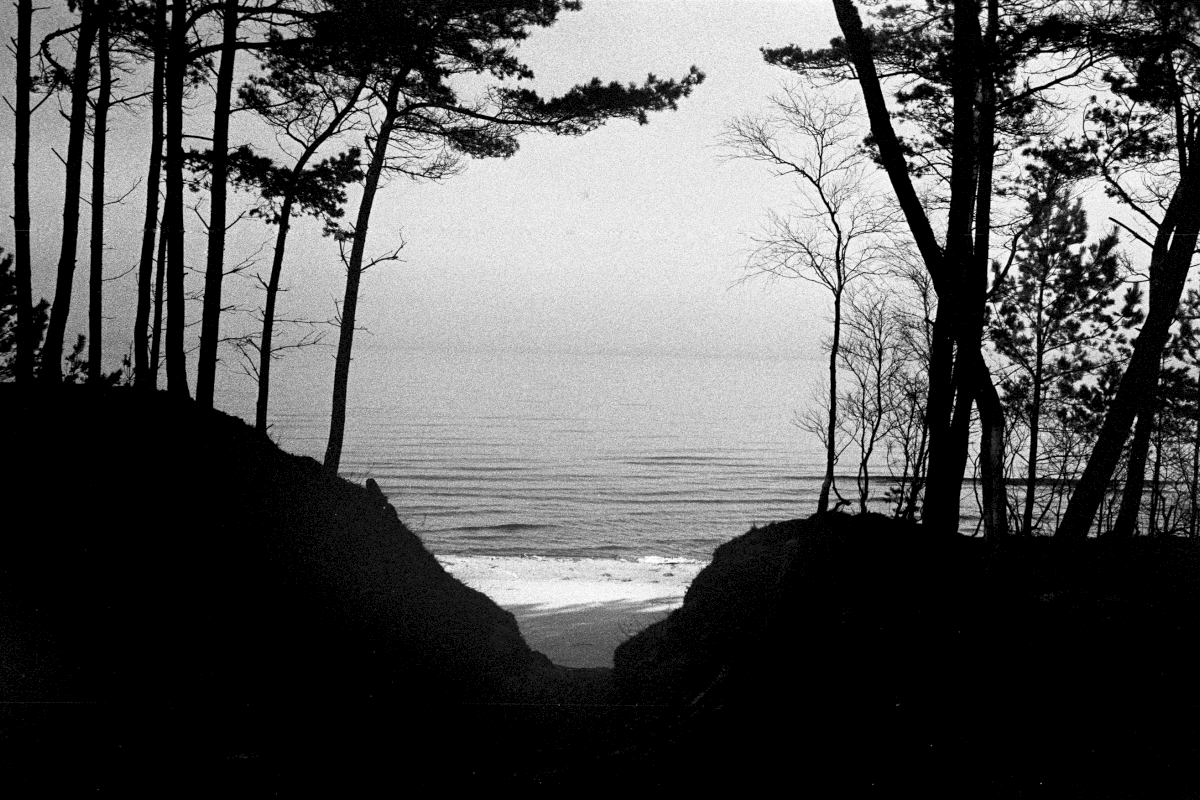 The beach is only a few minutes from the camp. In late 1944 many prisoners from the Baltic states were deported via ship to Stutthof. Also massacres happened on the beach. Today it is a good location to find amber.