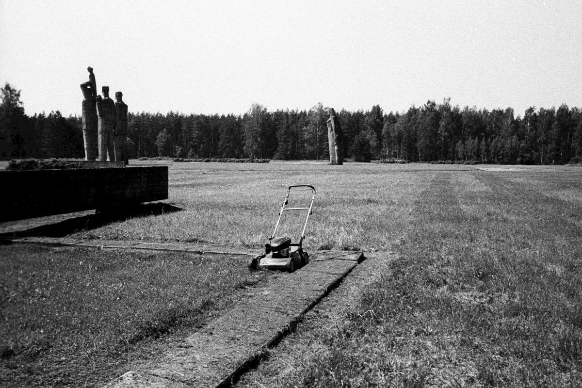 Riesige Denkmäler aus sowjetischer Zeit stehen auf dem Gelände des ehemaligen Konzentrationslagers Salaspils in Lettland
